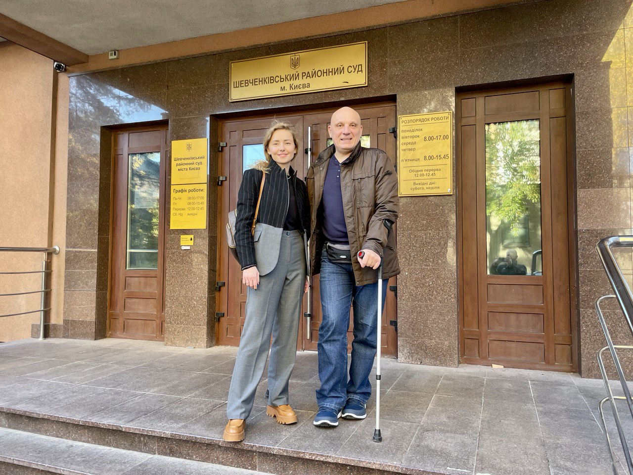 Адвокат Гудіма В.С. та бізнесмен Москаленко О.О., обвинувачений за ч.2.ст. 364 на виході з суду, після оголошення виправдувального пригорора.